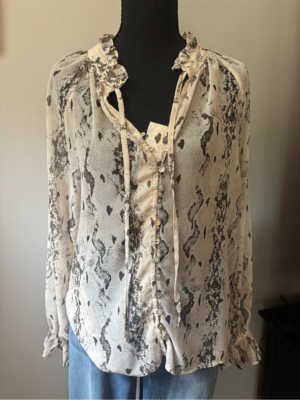 Vici Womens Cream and Black Snake-Print Ruffle Button Front Blouse Size Small - Picture 2 of 6